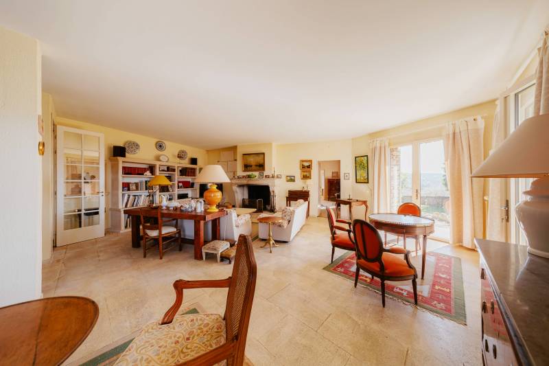 BIEN VENDU Gordes : villa en pierres à rénover avec emplacement exceptionnel et vues panoramiques sur le Luberon sur un terrain de plus d' 1.8 hectare.