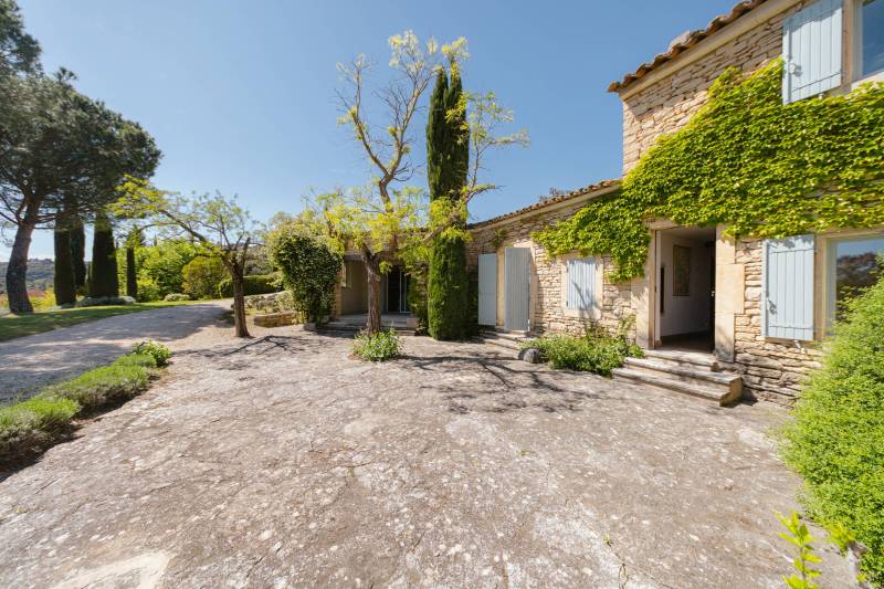 BIEN VENDU Gordes, idéalement située à proximité du centre du village, propriété de caractère avec vue panoramique sur la vallée.