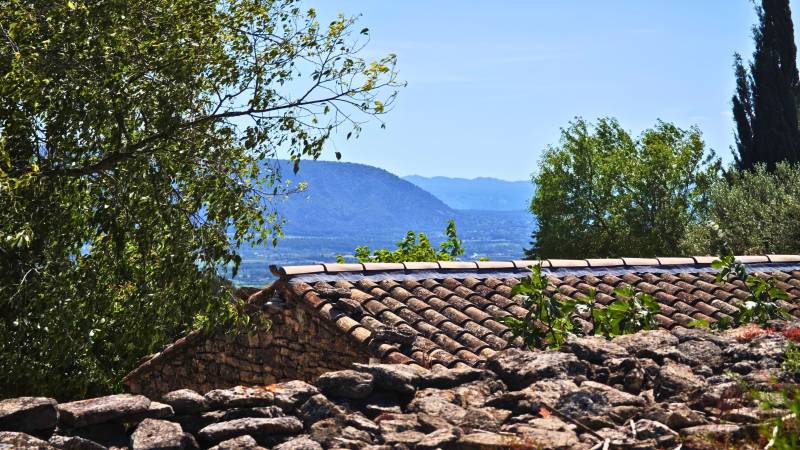 En exclusivité, rare à la vente, bastidon avec vue et piscine partagée dans le centre de Gordes. BIEN VENDU