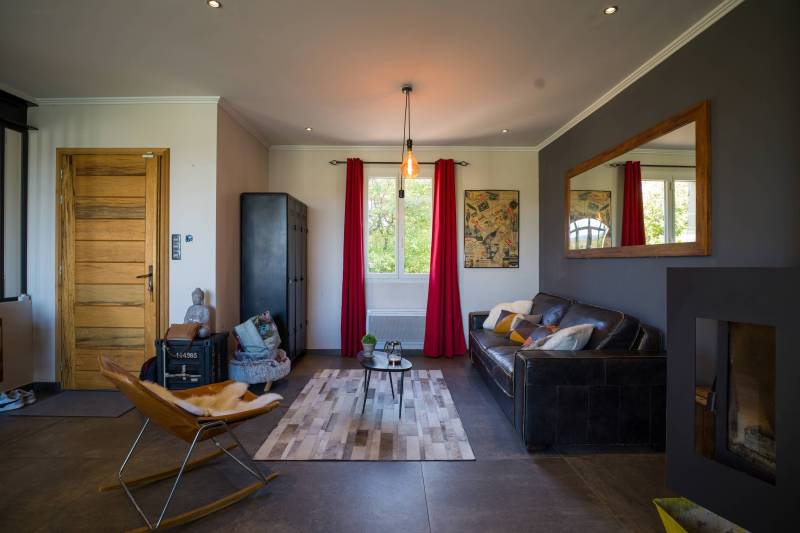 A la vente à Roussillon, au cœur du Luberon, villa contemporaine avec piscine et très belle vue.