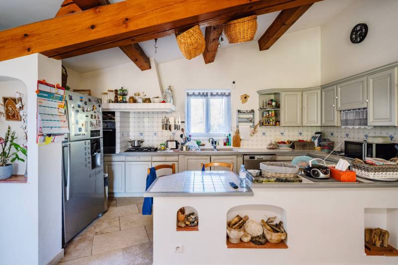 A Gordes, propriété d’agrément au calme sur 2,4 hectares avec dépendances, espaces pour chevaux, piscine et oliveraie.