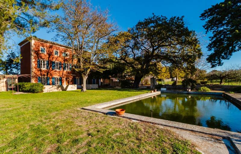 A la vente, maison de maître du XVIIIe siècle à restaurer sur 1,6 ha plein sud à Oppède