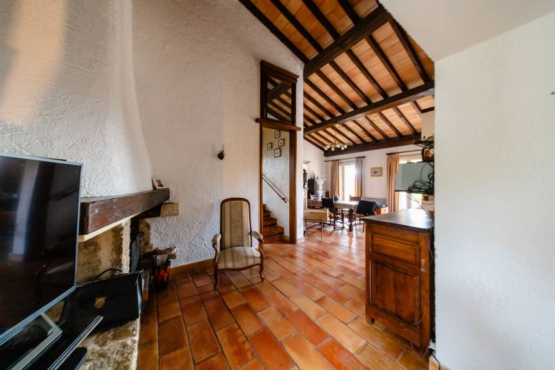A la vente dans un hameau de Gordes, maison en pierres avec terrain constructible de 2500 m².