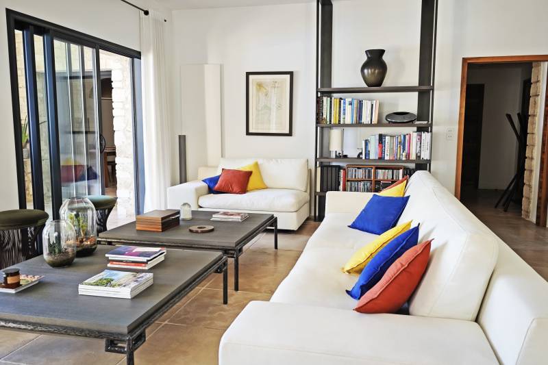 Exclusivité - À Saint Saturnin lès Apt, sur plus de 2.5 ha, superbe maison à la restauration parfaite avec piscine, tennis et vue sur Gordes.