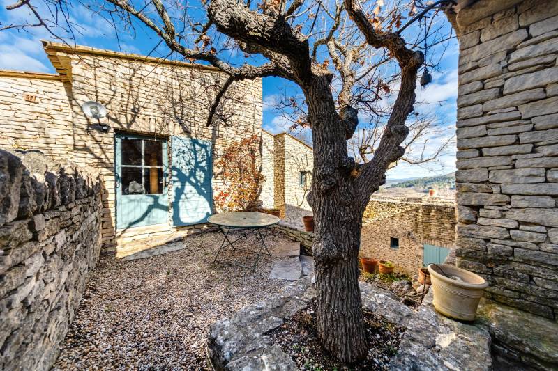 Proche de Gordes, propriété d’environ 2 hectares plantée de chênes centenaires offrant des vues panoramiques sur la plaine du Luberon.