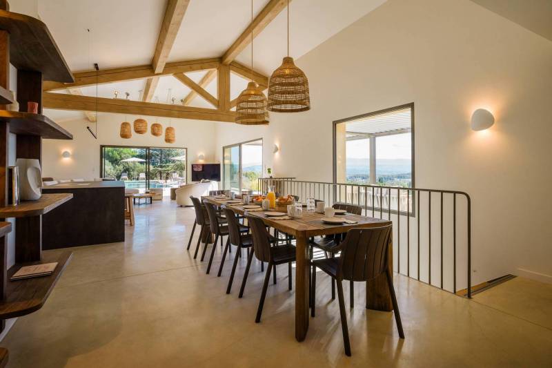 Spectaculaire villa contemporaine en pierres avec piscine, en position dominante face à la vallée à vendre proche de Saint-Saturnin-les-Apt.