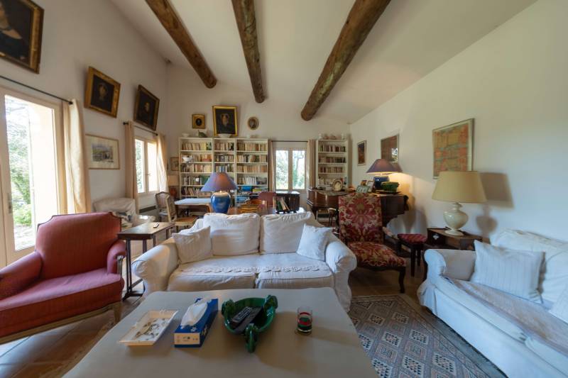 Proche de Gordes, à la vente, maison de construction traditionnelle sur un terrain de 7 700 m² dans un environnement paisible.