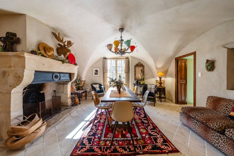 Au cœur de Cabrières-d’Avignon, à vendre, élégante maison de maître rénovée d’environ 300 m² avec de beaux volumes et des matériaux anciens préservés.