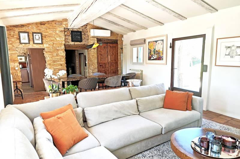 A la vente à Saignon, authentique bergerie restaurée, en pierres, avec piscine et superbe vue sur le Luberon.