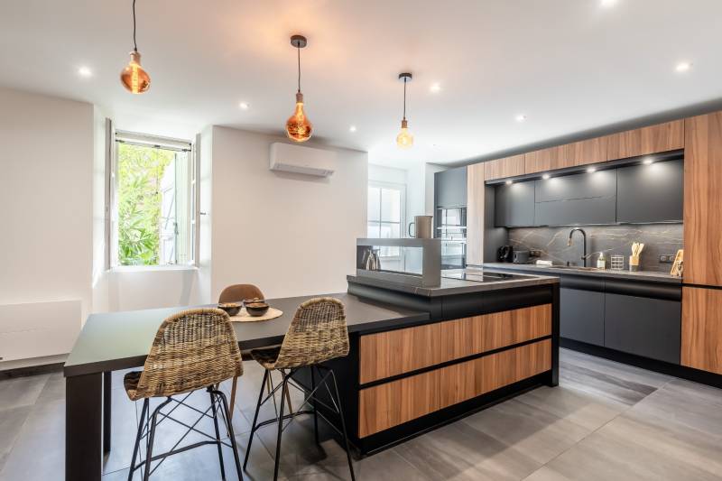 Au pied de Gordes, Mas rénové de 350 m² au pied de Gordes, alliant charme provençal et prestations haut de gamme.