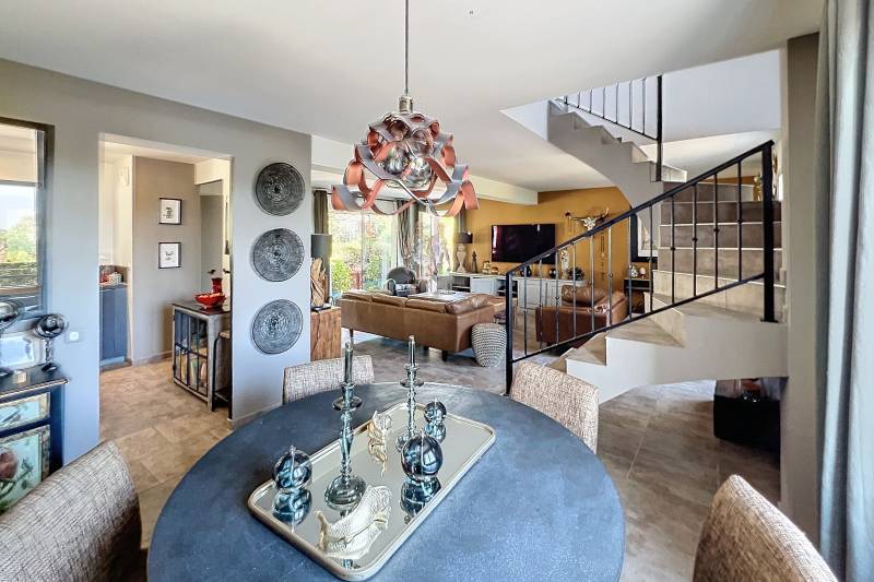 A Cavaillon, quartier St Jacques, à la vente, maison récente avec gîte indépendant dans jardin paysager avec piscine, au calme.