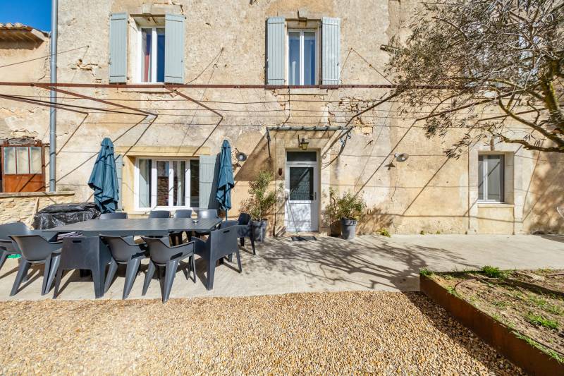Propriété à fort potentiel au pied du village de Bonnieux sur 20 ha avec vues panoramiques sur les villages perchés.