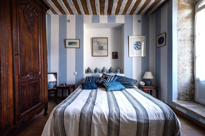 Dans le village de Cabrières-d'Avignon, maison de maître historique en pierre de taille avec piscine et jardin près du château.