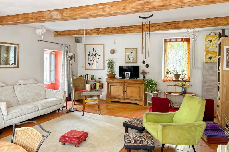 A L’Isle-sur-la-Sorgue, quartier Saint-Antoine, à vendre, maison ancienne rénovée sur 2500 m² avec gîte indépendant, piscine en copropriété et vues dégagées.