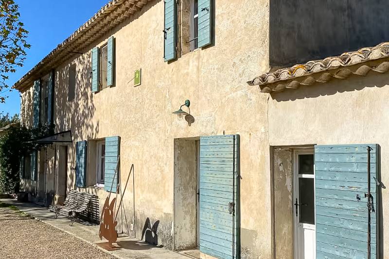 Entre Robion et Cavaillon, mas rénové au calme, comprenant 8 chambres dont une suite de 60 m² et deux gîtes indépendants, avec piscine et pool house.
