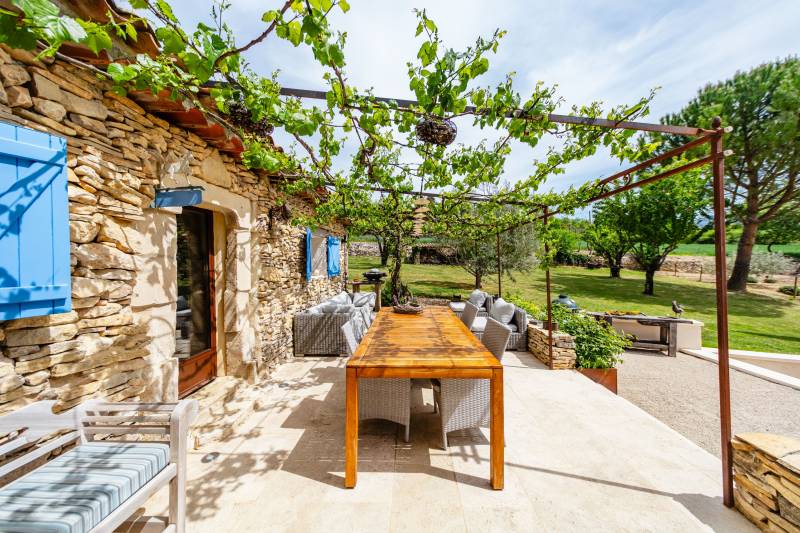 A la vente à Saignon, authentique bergerie restaurée, en pierres, avec piscine et superbe vue sur le Luberon.