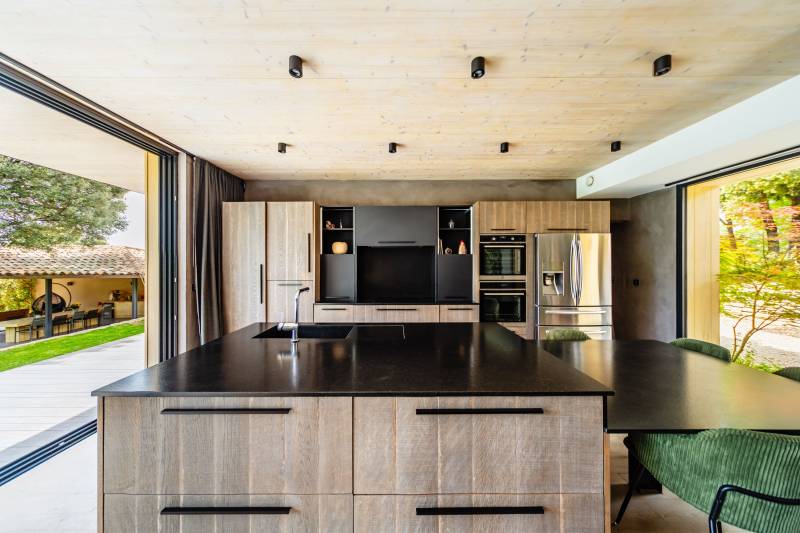 Propriété contemporaine au cœur du Luberon avec piscine, pool house et dépendance sur 2400 m², bénéficiant d'une vue exceptionnelle sur Lacoste.