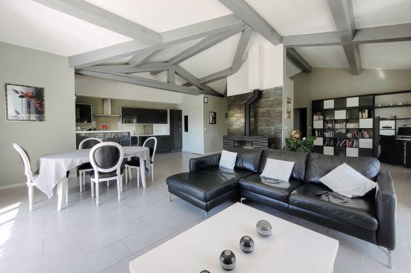 A Gordes, au bout d’une impasse discrète, charmante maison de plain-pied de 3 chambres et studio indépendant avec piscine et vue sur le Luberon.