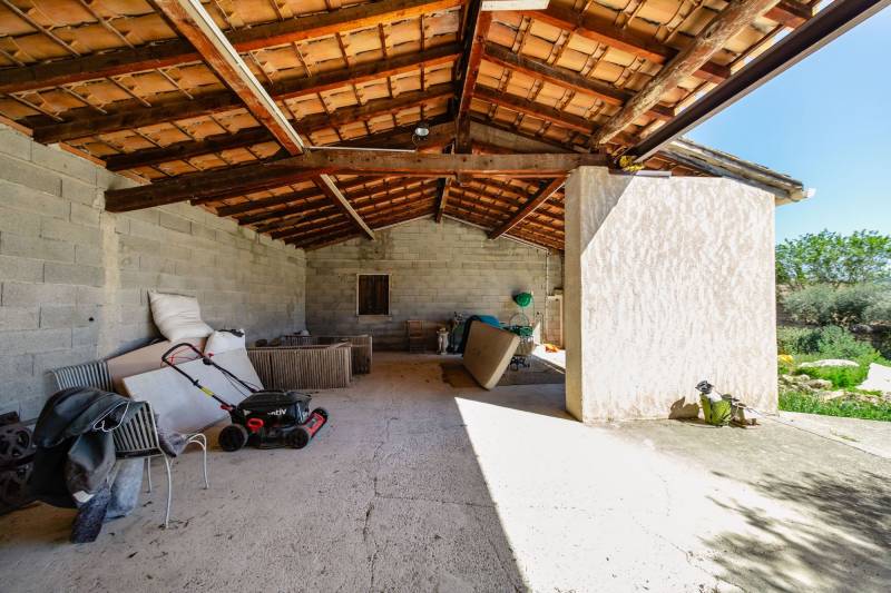 Projet de rénovation et construction sur un joli terrain boisé au centre du village de Cabrières d'Avignon.