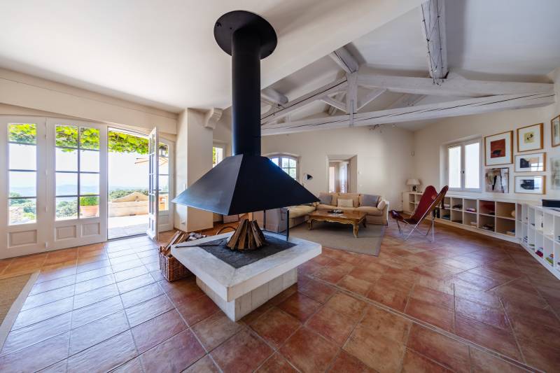 En exclusivité - Elégante propriété d'agrément en pierre de 248 m² offrant une vue panoramique exceptionnelle sur le Luberon proche de Gordes.