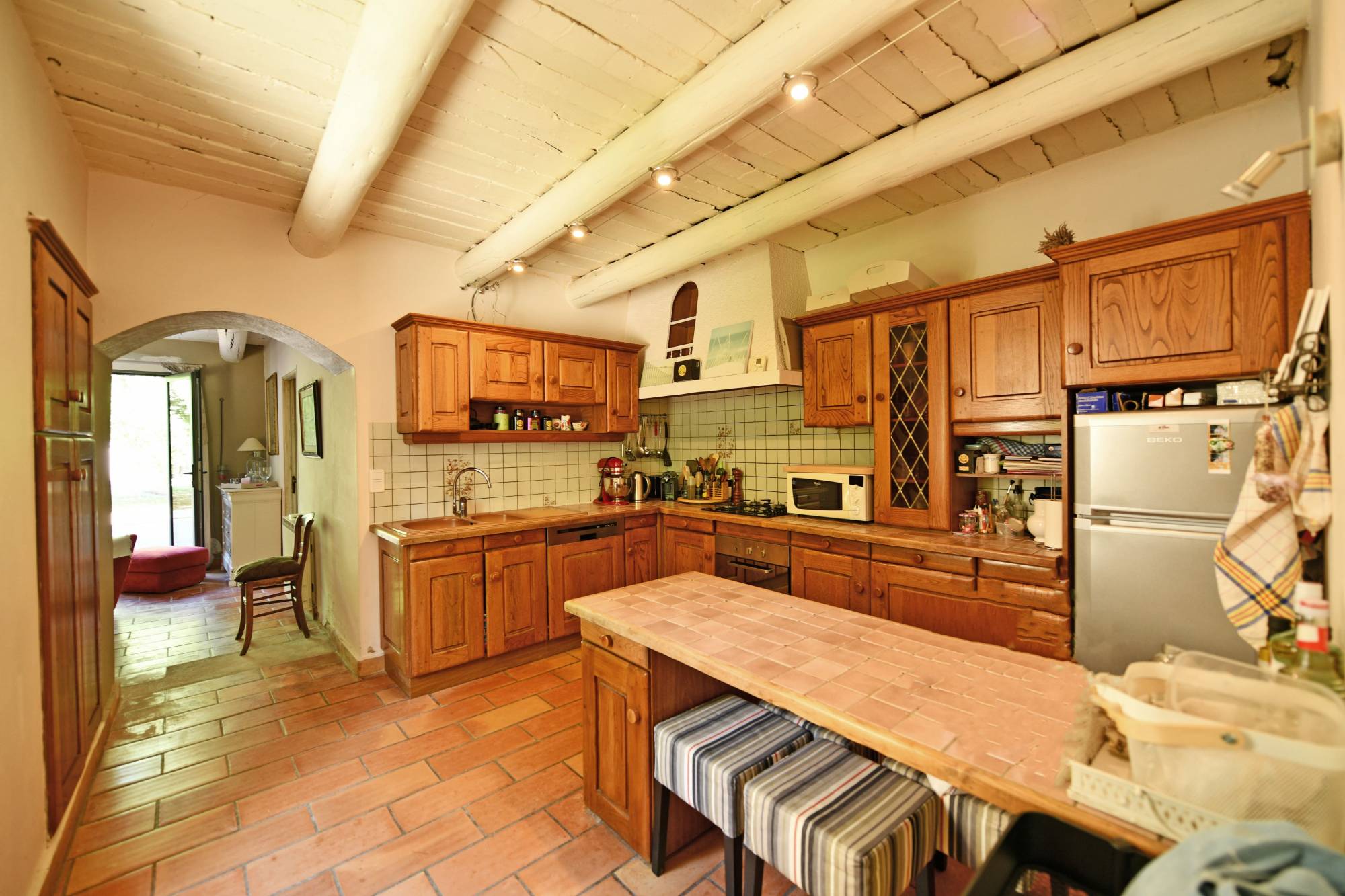 Gordes : maison du XIXème en pierre avec gîtes et piscine   