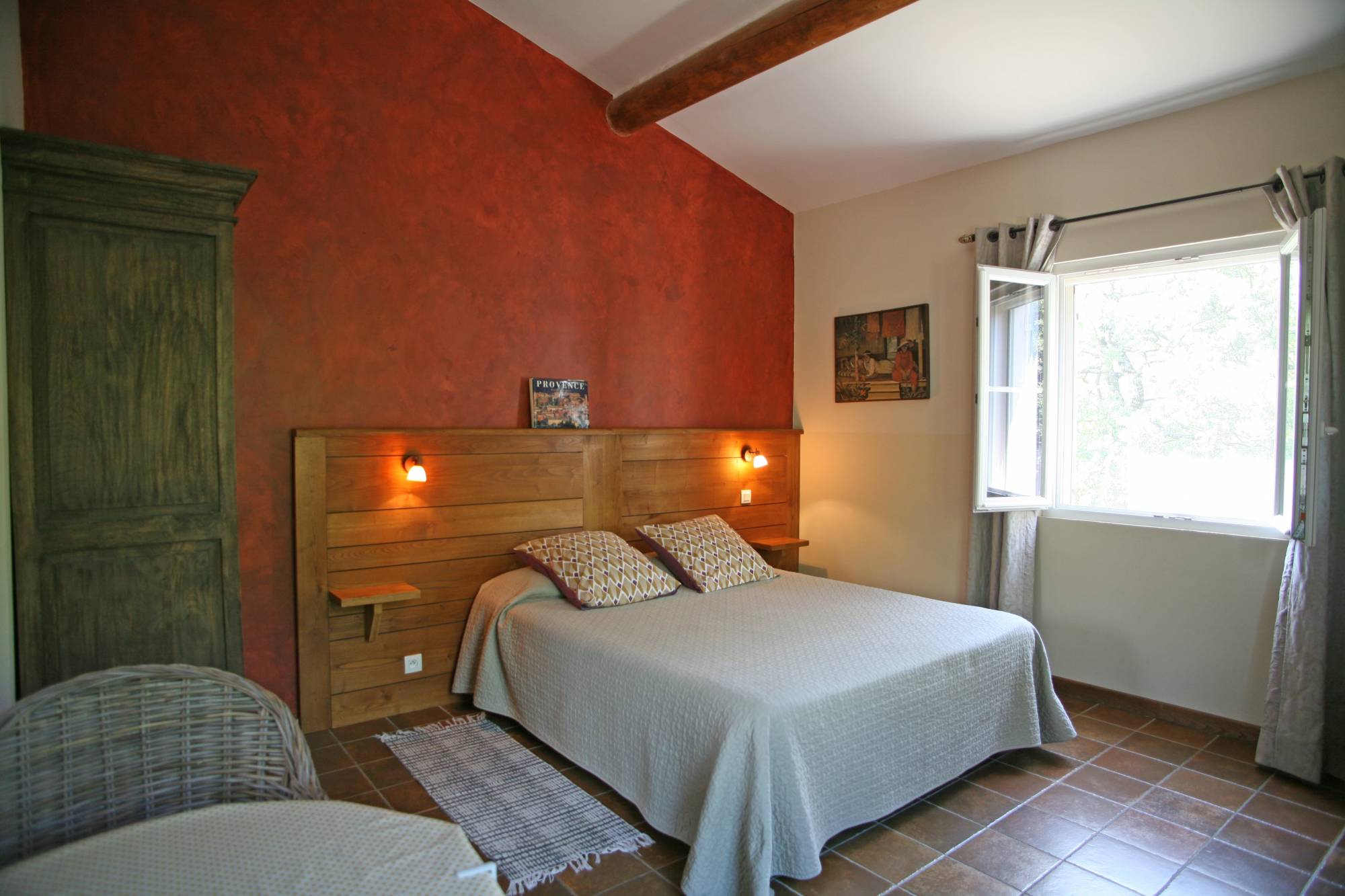 Saint-Saturnin-les-Apt : maison généreuse avec annexe, garage et piscine, belle vue sur le Luberon   