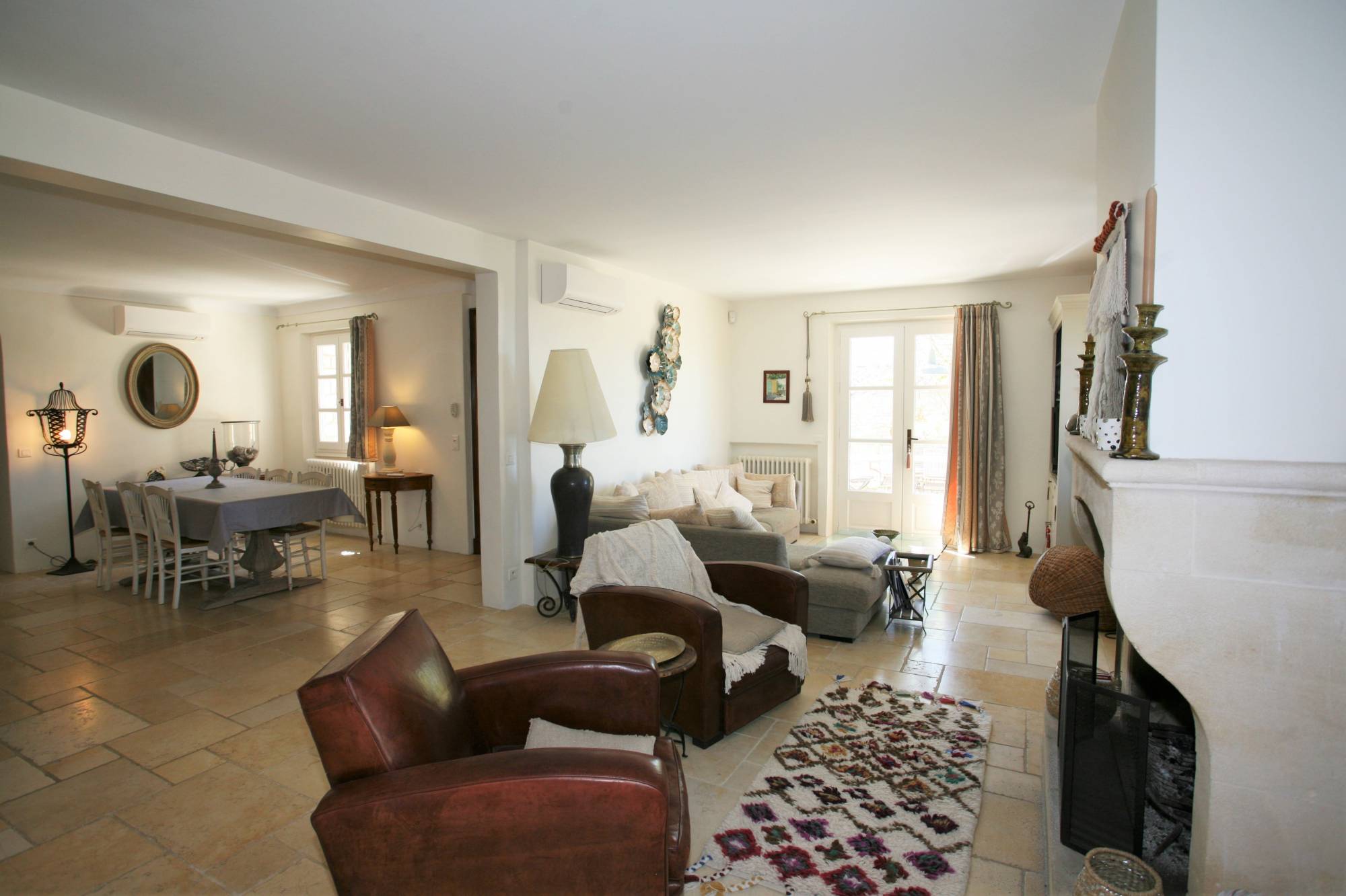 maison avec piscine et pool-house dans le village de Gordes   