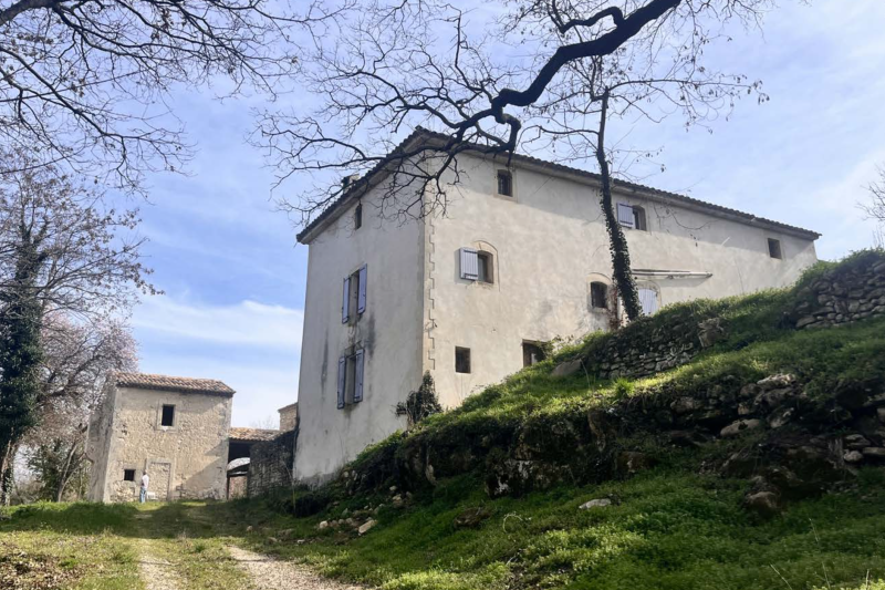 À proximité du village de Lacoste, à vendre, propriété ancienne à rénover entièrement, avec permis accordé pour une réhabilitation totale sur un terrain de plus de 7 ha.