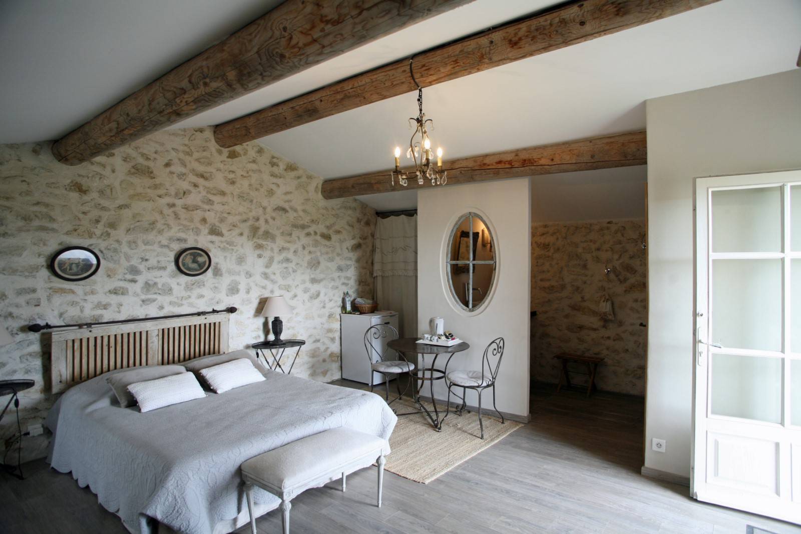Luberon sud, mas avec gîtes et piscine à Sannes   