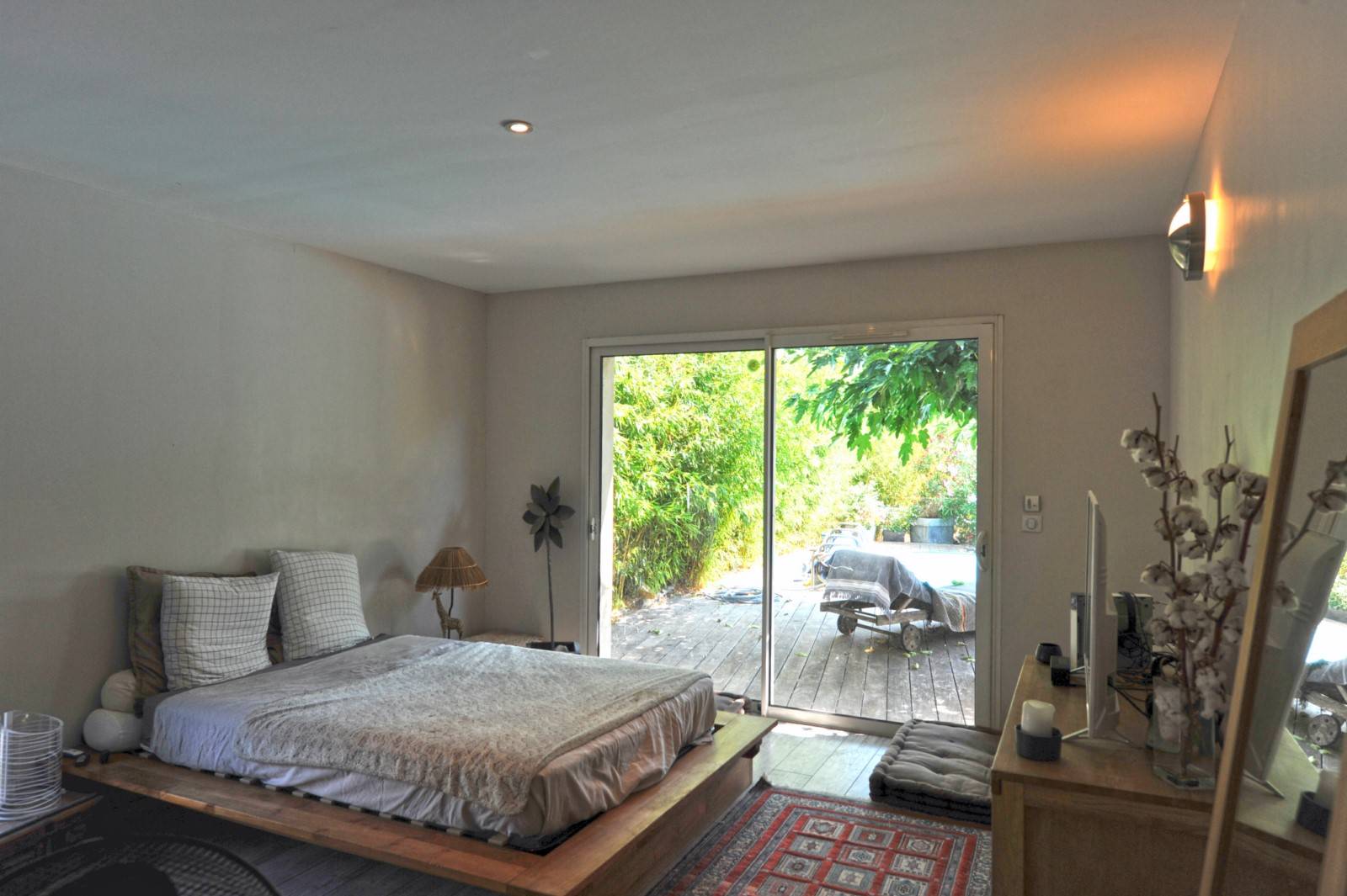 sur les hauteurs d'Apt, maison de plain-pied avec gîte et 2 piscines   