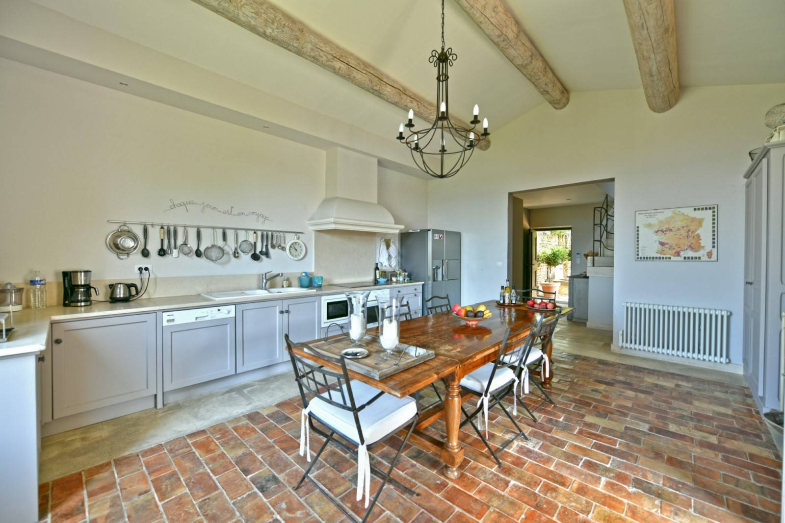 Gordes : Maison en pierres avec piscine en bordure de village   