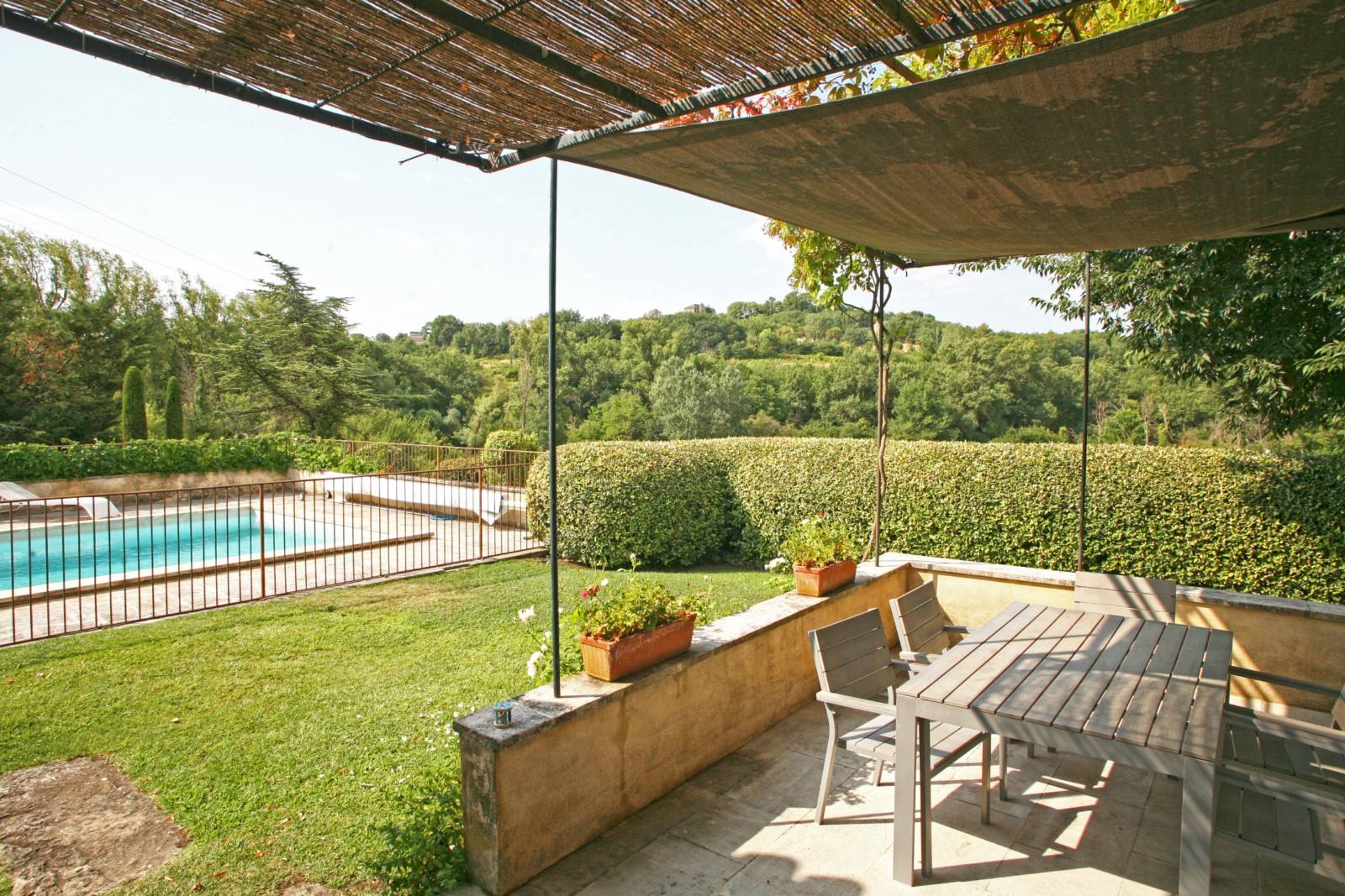 Maison en pierre avec piscine et vue sur le village   