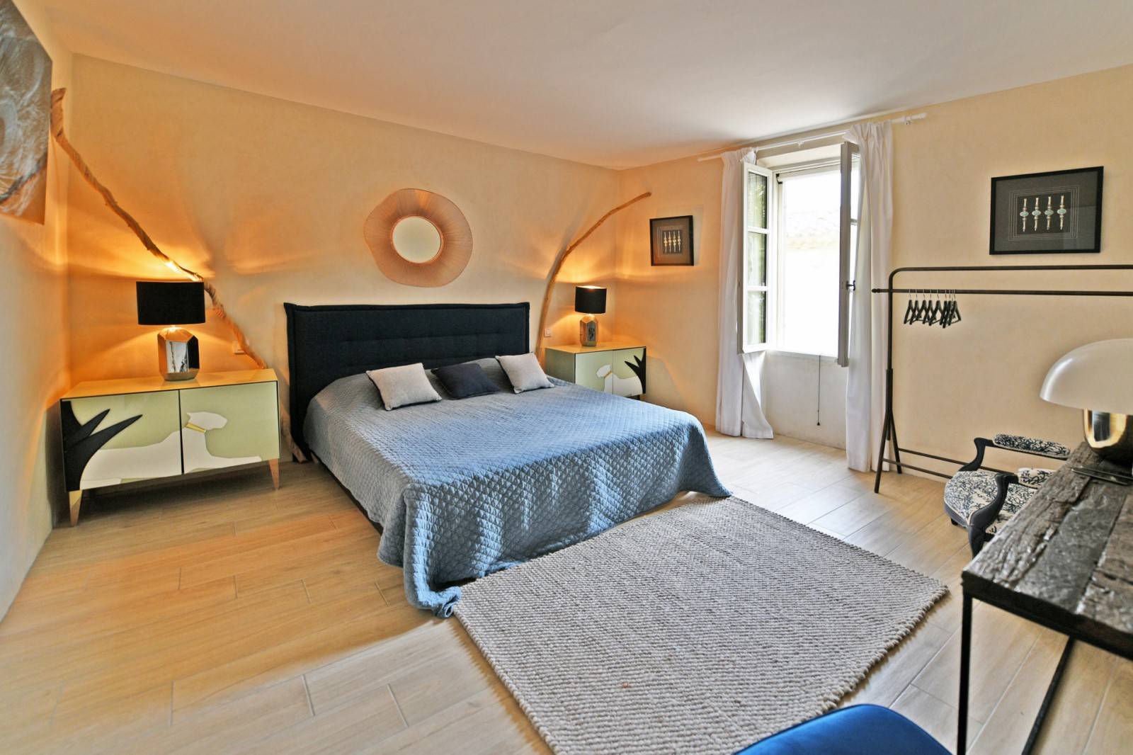 Joucas : Maison de village avec jardin, garage et dépendances   