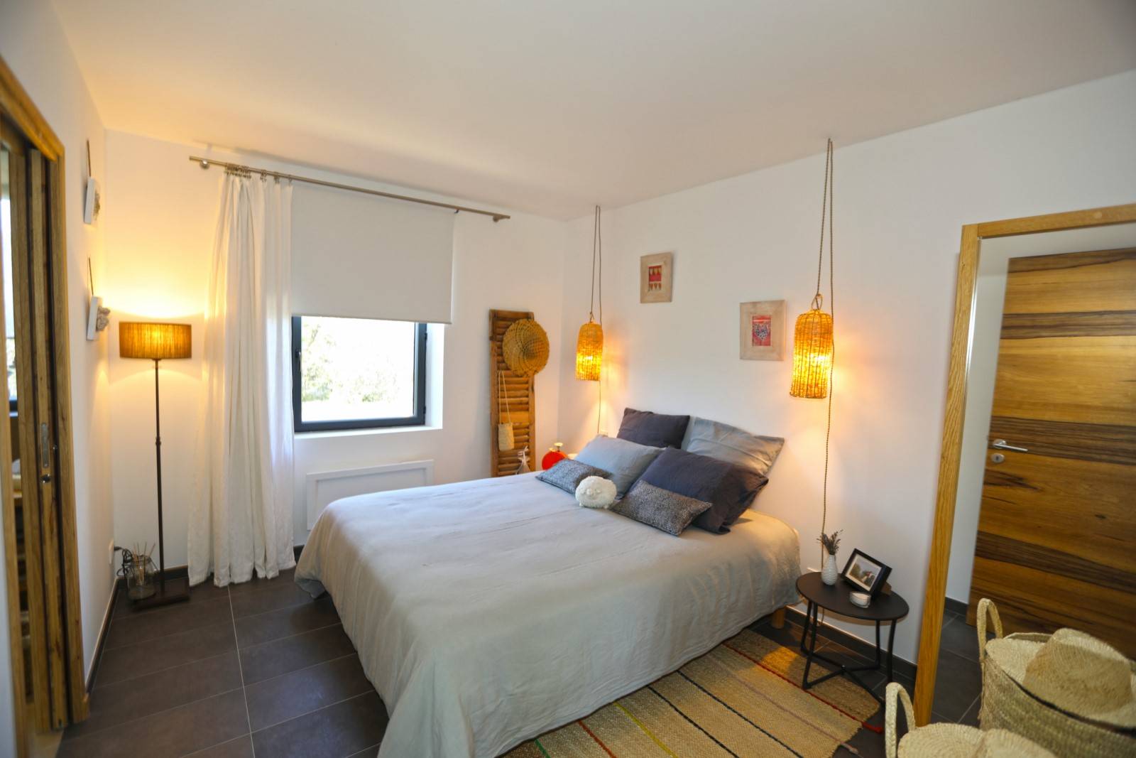 à Gordes, maison contemporaine en pierres face au Luberon    
