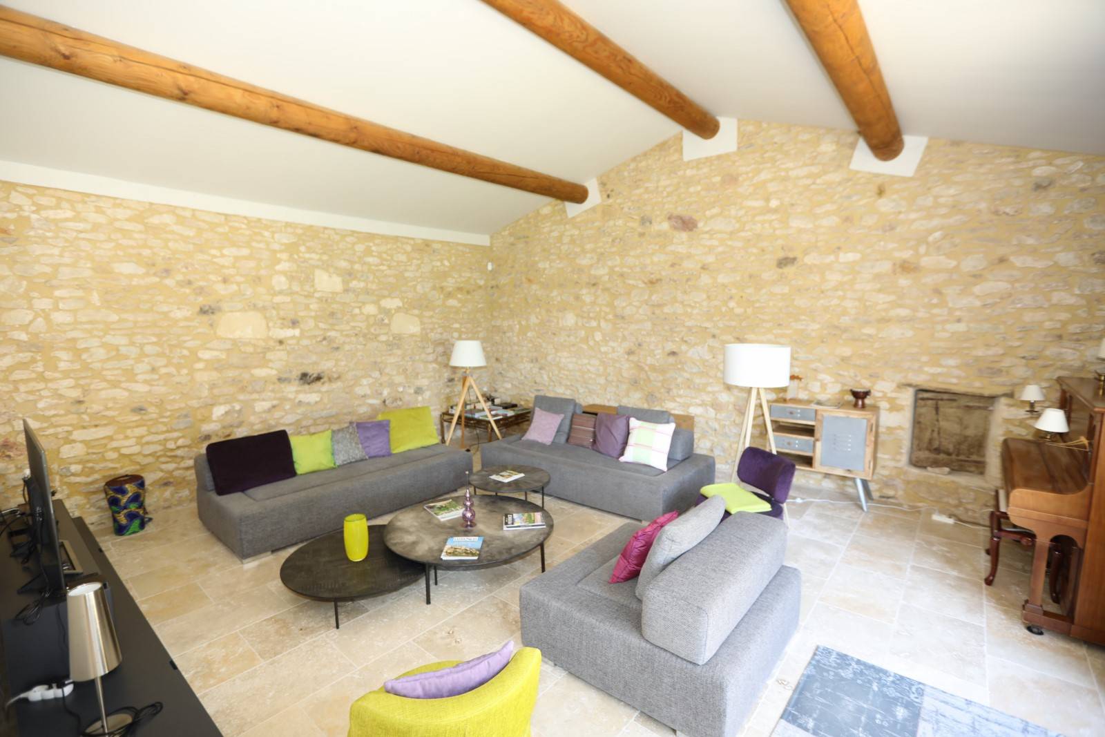 Maison de charme dans un Hameau de Gordes, rénovée avec piscine et vue   