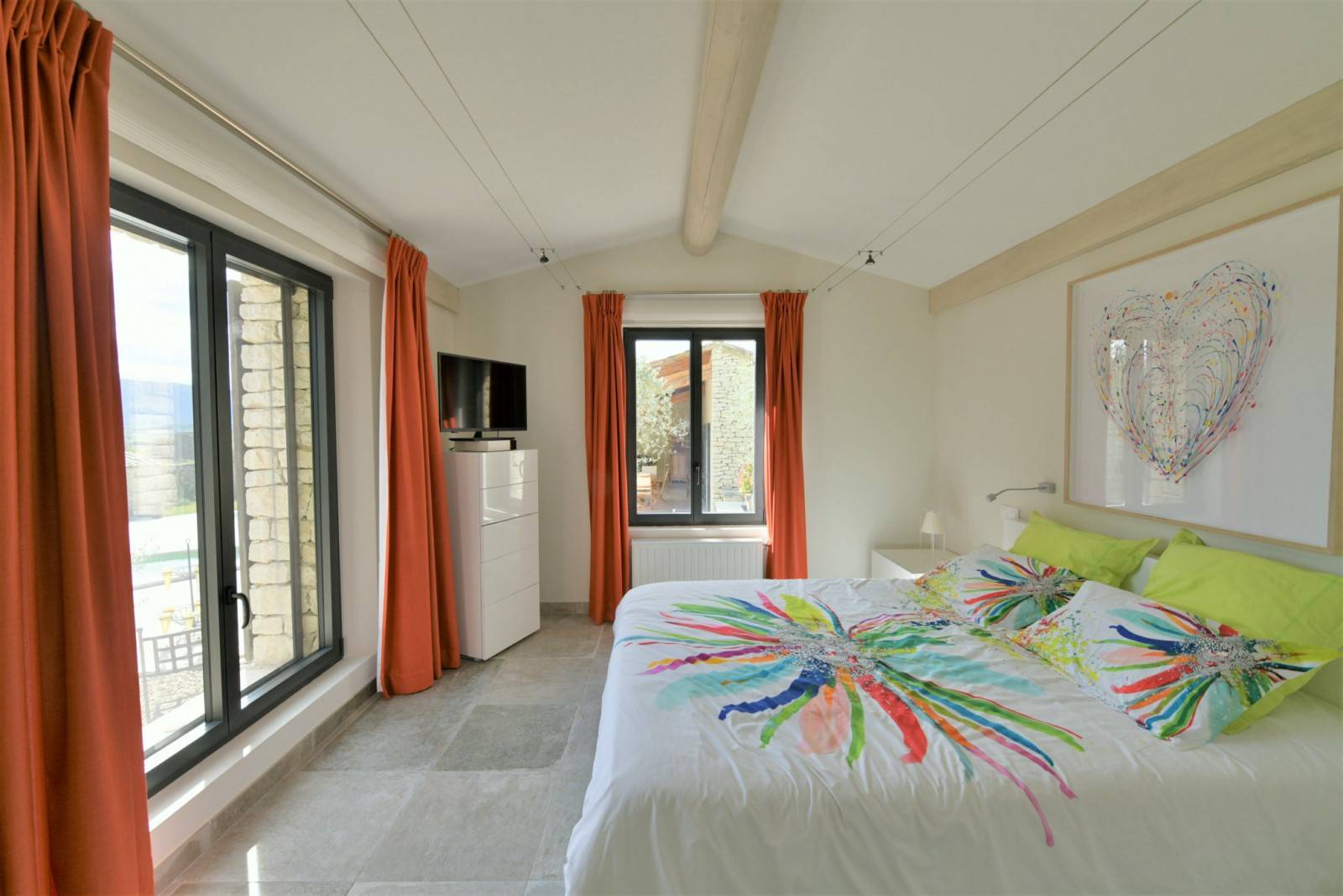 à Gordes, belle villa en pierres avec vues   