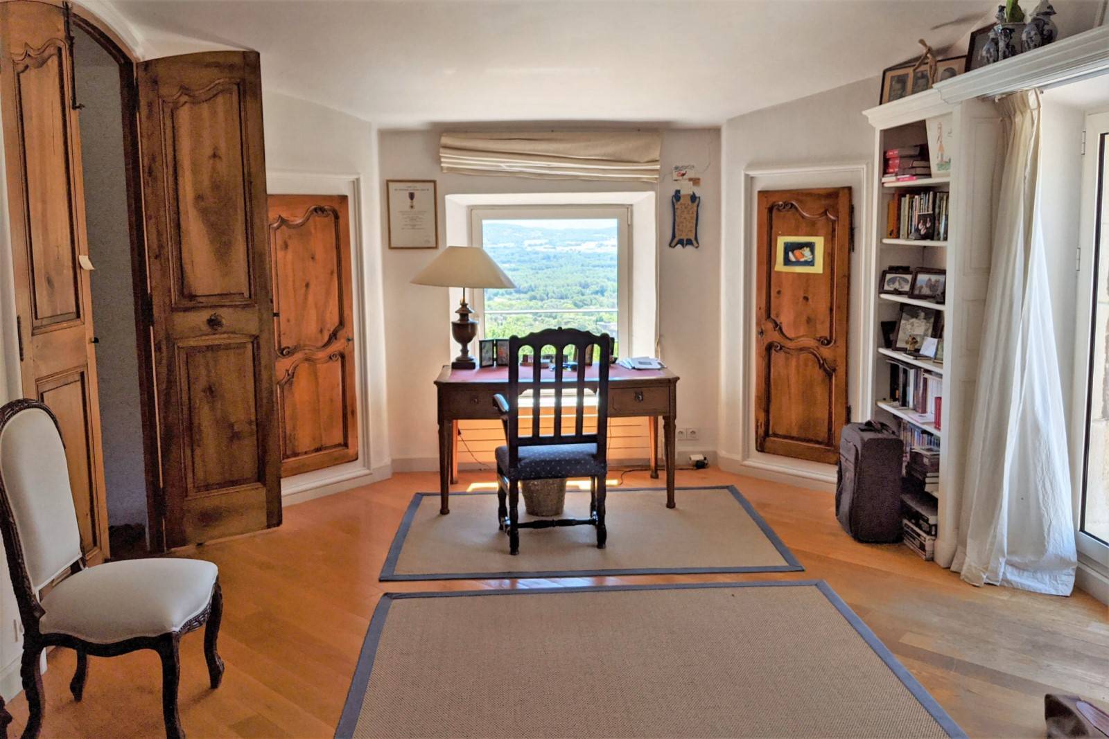 Gordes, maison avec vue imprenable sur toute la vallée du Luberon.   