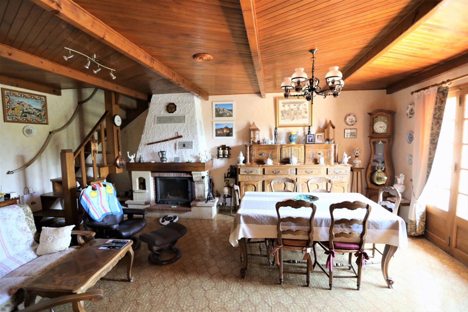 Hameau de Gordes, maison mitoyenne à rénover avec vue sur le Luberon   