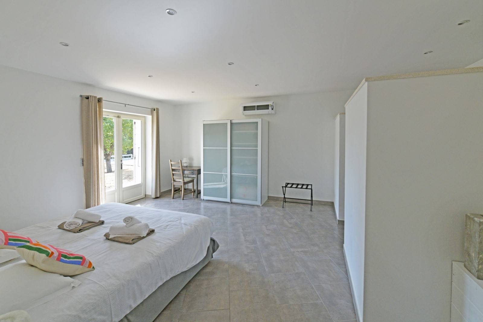 Proche de Gordes, maison d'architecte dans un quartier résidentiel et sécurisé.   