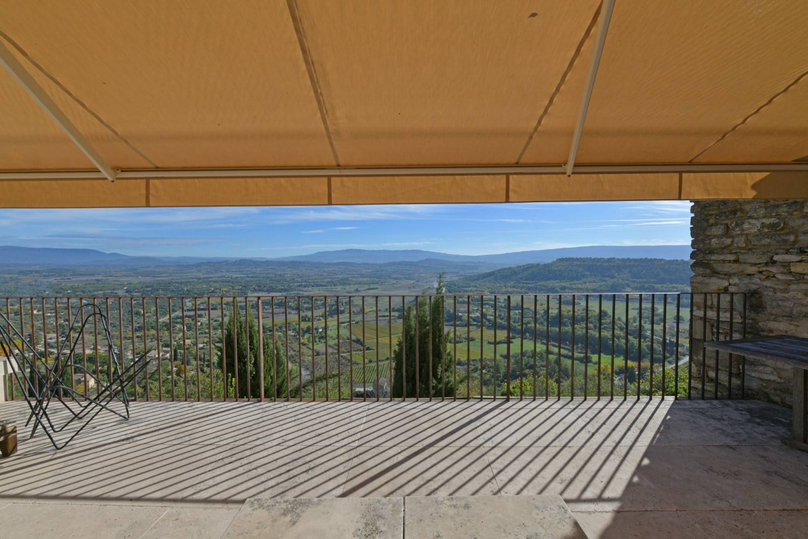 EXCLUSIVITE Gordes : surprenante demeure de village face à la vallée   