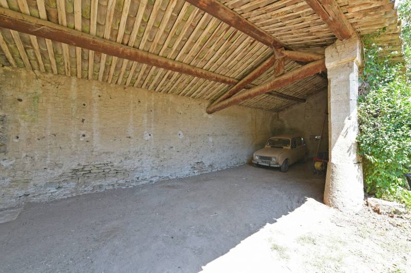 Authentique mas en pierre à rénover, entre Gordes, Cabrières-d’Avignon et Ménerbes, face au Luberon, sur plus de 2,3 ha avec vues exceptionnelles.