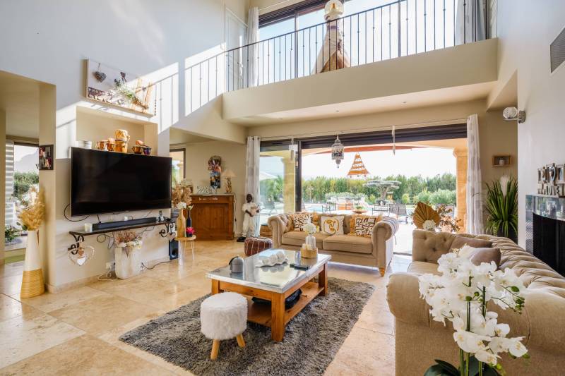 Villa contemporaine avec piscine, pool house sur grand terrain paysagé et vues sur le Luberon à proximité de Roussillon