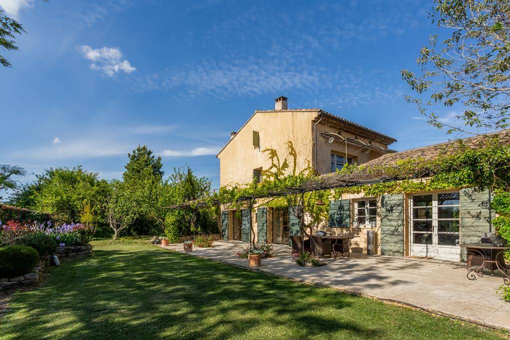 Superbe mas avec piscine et annexes face au Luberon   