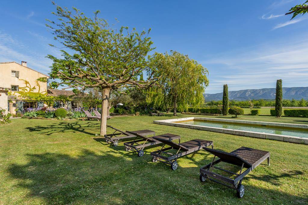 Superbe mas avec piscine et annexes face au Luberon   