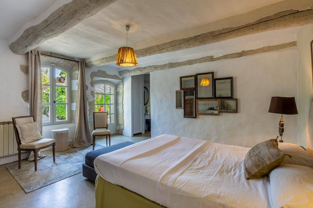 Superbe mas avec piscine et annexes face au Luberon   