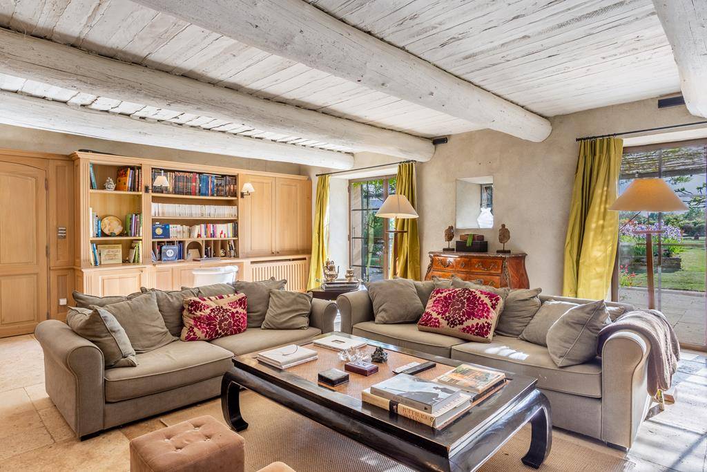 Superbe mas avec piscine et annexes face au Luberon   