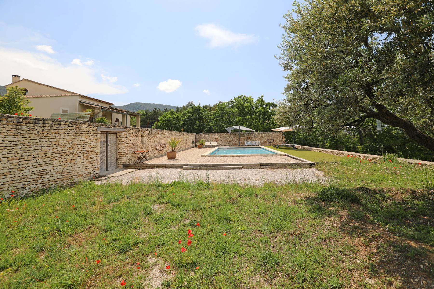 Proche Bonnieux, agréable maison avec piscine et grand garage   