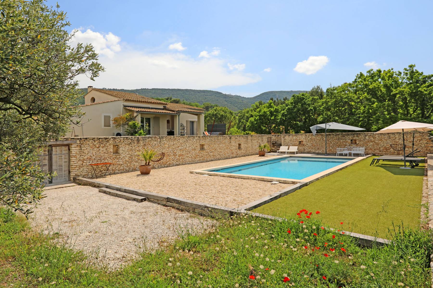 Proche Bonnieux, agréable maison avec piscine et grand garage   