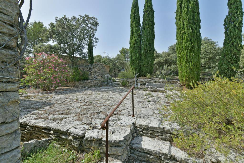 Bergerie aménagée, piscine et nombreuses dépendances sur 3 hectares de garrigue   
