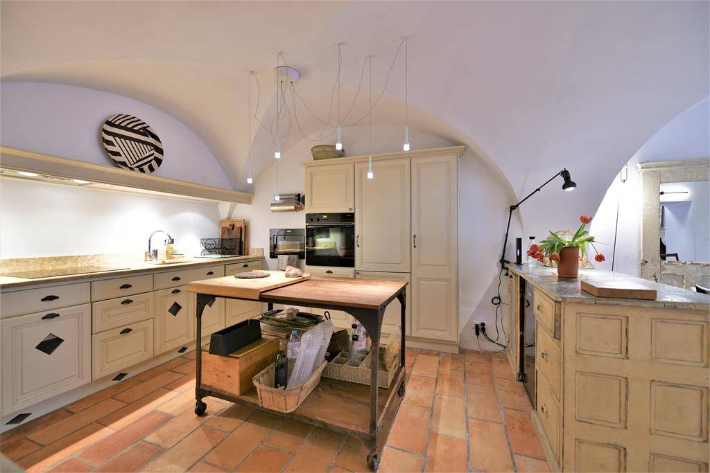 Maison de village avec cour et bassin au cœur de Cabrières-d'Avignon   